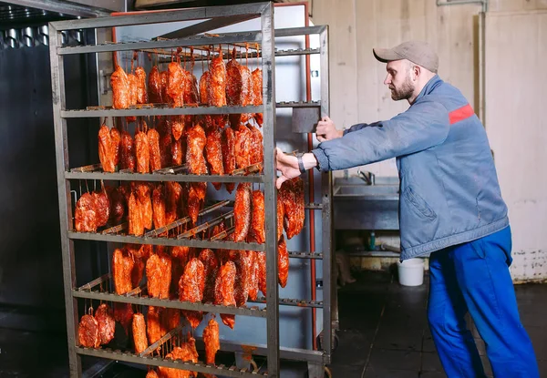 Jamón ahumado en el horno. Producción de salchichas en la fábrica — Foto de Stock