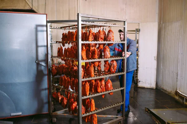 Jamón ahumado en el horno. Producción de salchichas en la fábrica — Foto de Stock