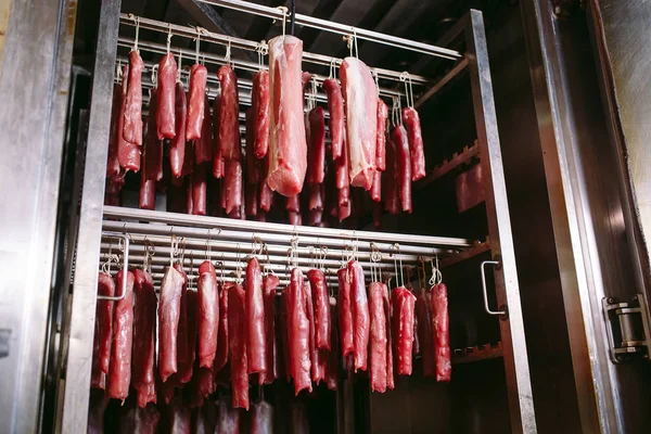 Prosciutto affumicato in forno. Produzione di salsicce in fabbrica . — Foto Stock