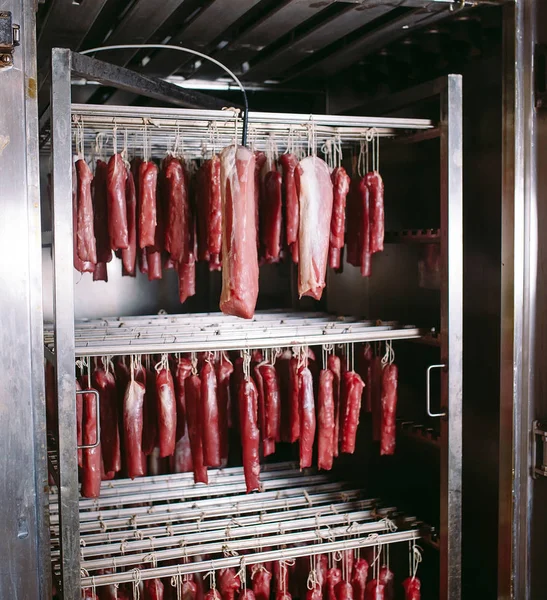 Prosciutto affumicato in forno. Produzione di salsicce in fabbrica . — Foto Stock