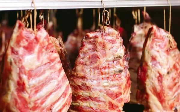 Fumar costillas en un horno. Producción de salchichas en la fábrica . — Foto de Stock