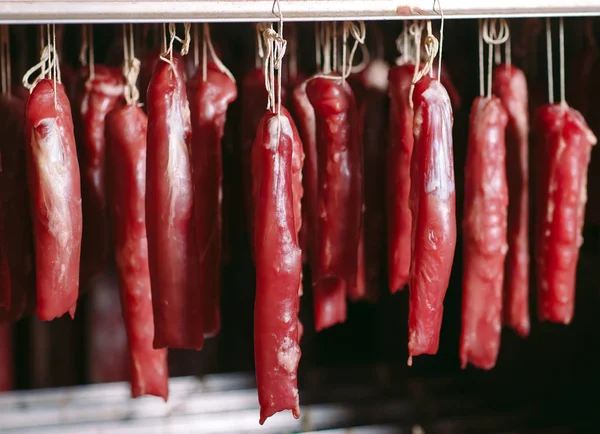 Jamón ahumado en el horno. Producción de salchichas en la fábrica — Foto de Stock