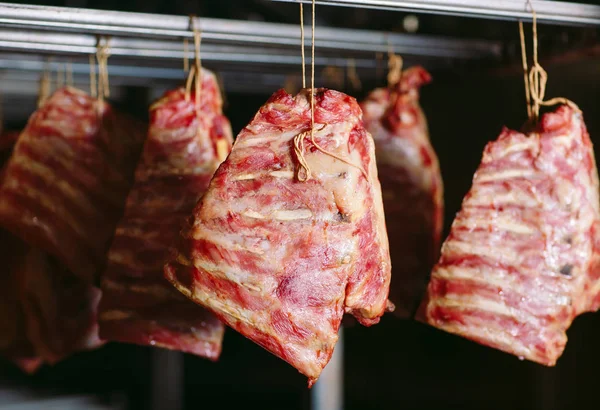 Fumar costillas en un horno. Producción de salchichas en la fábrica . — Foto de Stock