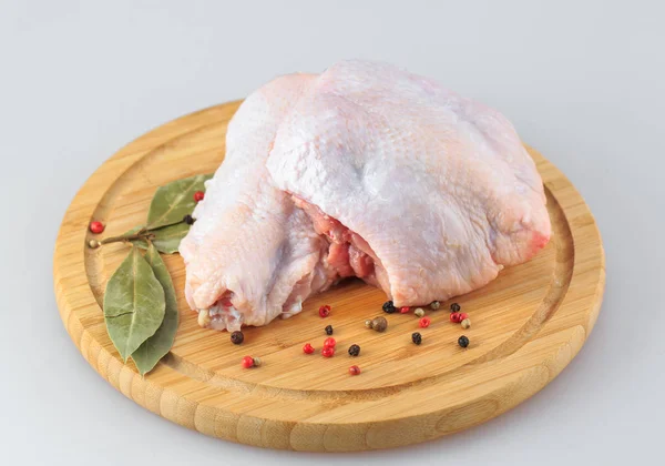 Pechugas de pollo crudas sobre un fondo blanco — Foto de Stock