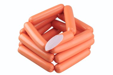 Taze sosisler beyaz arka planda izole edilmiş..