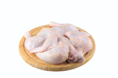 Beyaz arka plan üzerinde izole kesme tahtası üzerinde çiğ tavuk karkas.