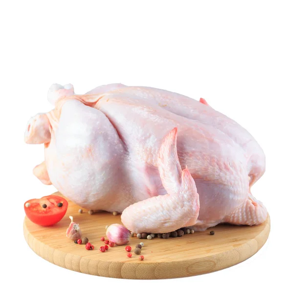 흰색 배경에 고립 된 커팅 보드에 원시 닭 시체. — 스톡 사진