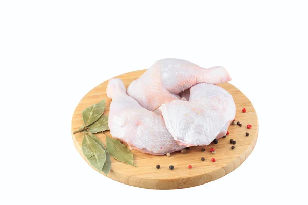 Patas de pollo crudo sobre un fondo blanco. — Foto de Stock