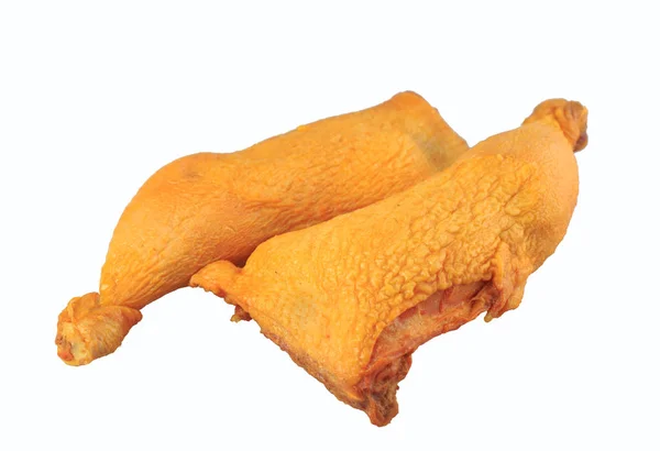 Pernas de frango defumadas em um fundo branco em uma placa de madeira — Fotografia de Stock