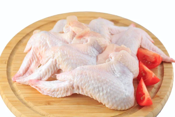 흰색 배경에 원시 닭 날개 — 스톡 사진