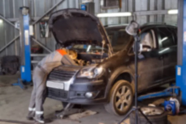 Meccanico automatico che lavora in garage. Servizio di riparazione. — Foto Stock