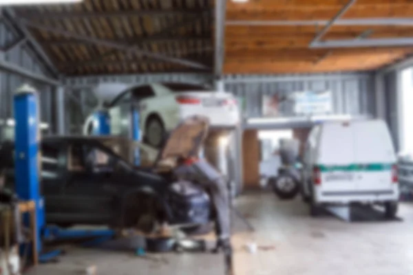 Mecánico de automóviles trabajando en el garaje. Servicio de reparación —  Fotos de Stock