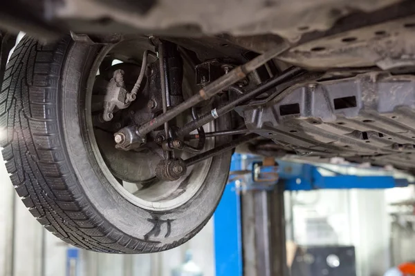 Mecânico de automóveis a trabalhar na garagem. Serviço de reparação. — Fotografia de Stock