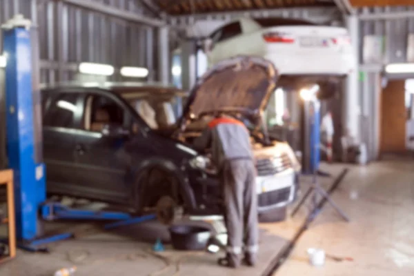 Mecánico de automóviles trabajando en el garaje. Servicio de reparación —  Fotos de Stock