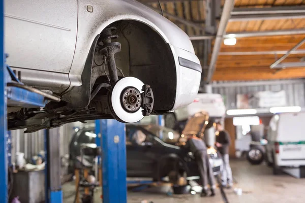 Automechanik pracující v garáži. Opravit servis. — Stock fotografie