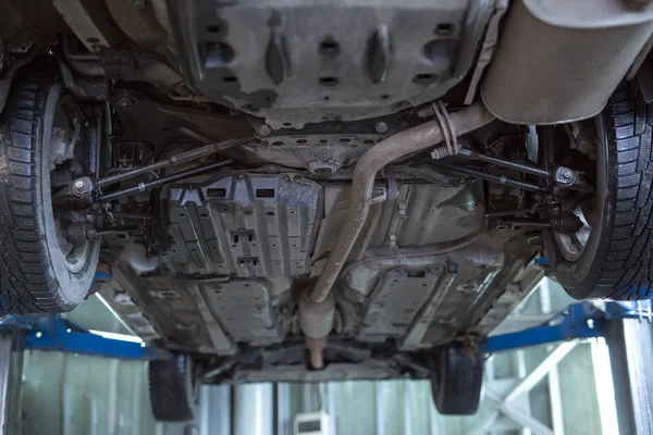 Meccanico automatico che lavora in garage. Servizio di riparazione. — Foto Stock