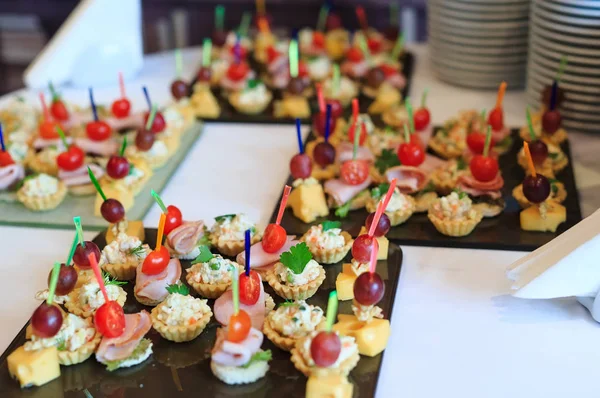 Het buffet bij de receptie. Assortiment hapjes — Stockfoto