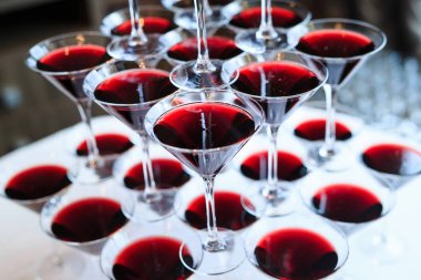 Garson parti için gözlük içine kırmızı şarap veya Şampanya dökme