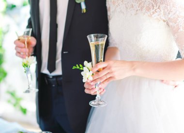 Gelin ve damat ellerinde şampanya kadehleriyle