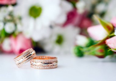 Aşk ve sadakat sembolü olarak düğün yüzükleri yakın.