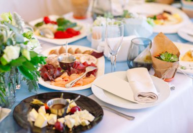 Restoranda Düğün Masası ayarı. Çar ziyafetme.