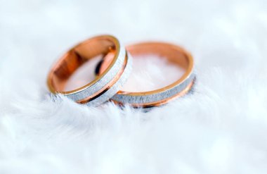 Aşk ve sadakat sembolü olarak düğün yüzükleri yakın.