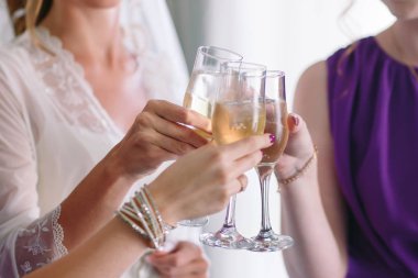 Bekarlığa veda partisini kutlayan neşeli kızların yakın çekimi.