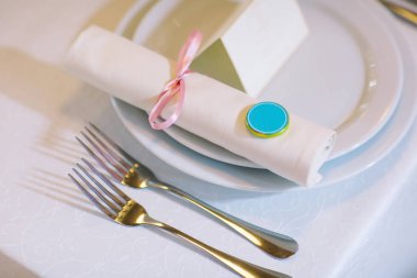 Güzel masa ayarı, yakın yukarı. Restoranda Düğün Masası ayarı. Çar ziyafetme.