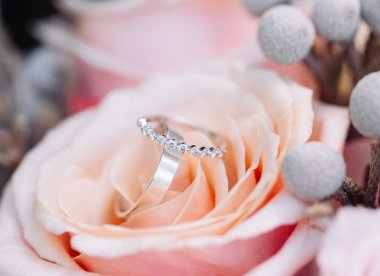 Aşk ve sadakat sembolü olarak düğün yüzükleri yakın.