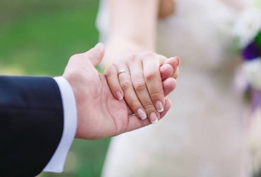 Gelin ve damat elleri, yakın çekim. El el