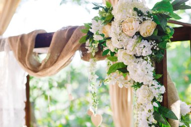 Düğün töreni süsleri. Düğün detayları beyaz tonları.