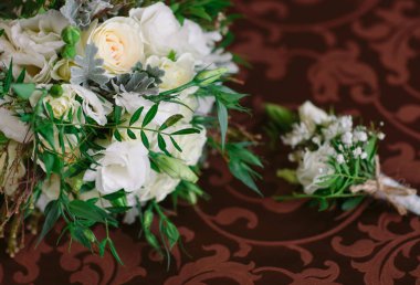 Gelin hassasiyeti ve güzelliği bir sembolü olarak düğün buketi