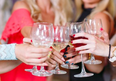 Eller tutarak gözlük ve tost, mutlu şenlikli an.