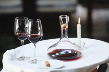 kırmızı şarap sürahi dökülen bir sommelier
