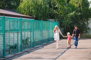Genç bir aile bir köpek barınağında bir evcil hayvan arıyor.