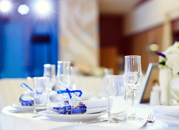 Ajuste de mesa de boda en el restaurante en el fondo blanco y azul . — Foto de Stock