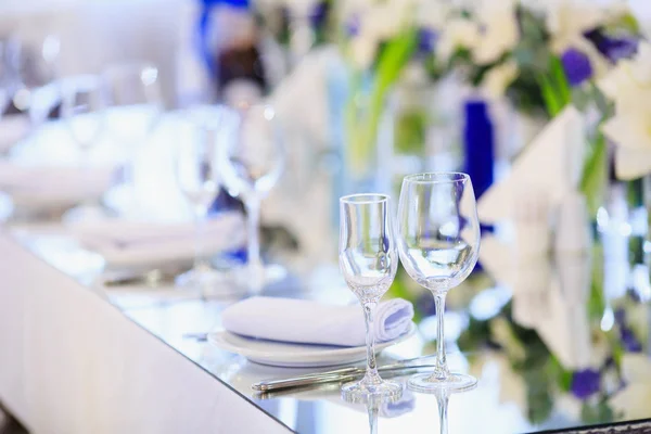 Apparecchiatura tavola nuziale nel ristorante sullo sfondo bianco e blu . — Foto Stock