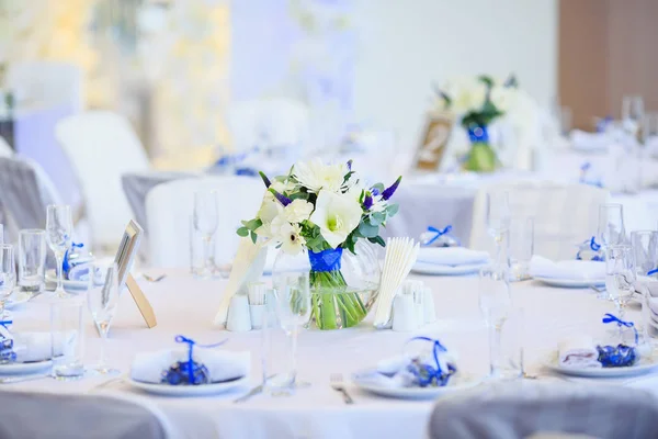 Bröllops bord inställning i restaurangen på vit och blå bakgrund. — Stockfoto