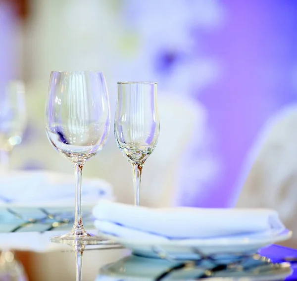 Empty glasses set in restaurant. Part of interior — Stock Photo, Image