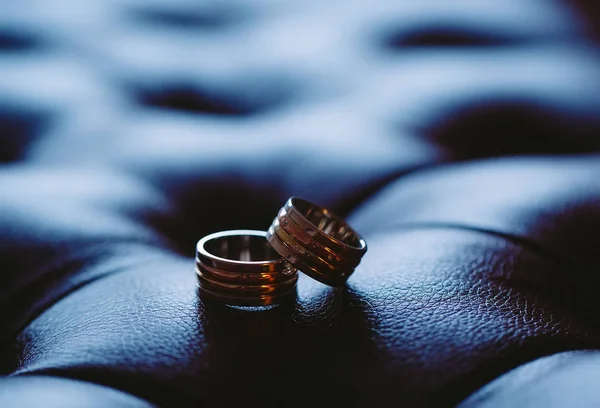 Aşk ve sadakat sembolü olarak düğün yüzükleri yakın. — Stok fotoğraf