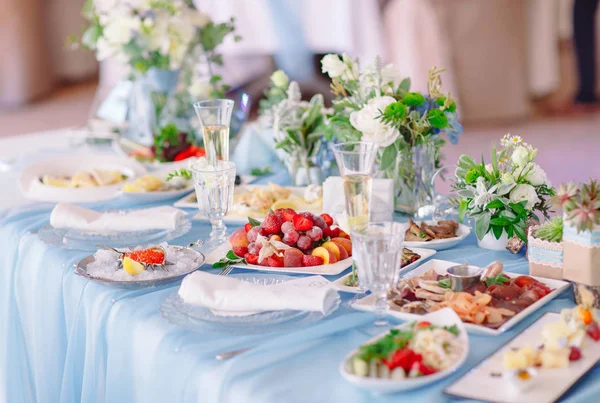 Wedding Table setting in the restaurant. Wed banquet. — Stock Photo, Image