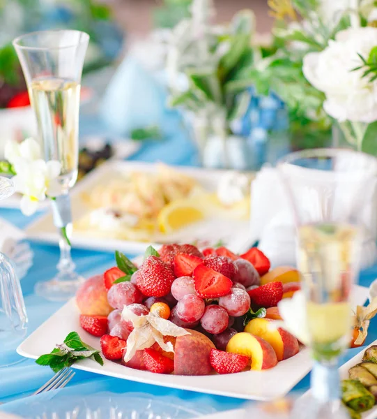 Wedding Table setting in the restaurant. Wed banquet. — Stock Photo, Image