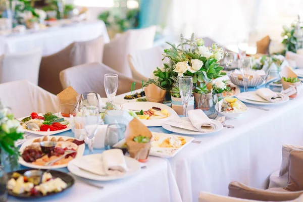 Mesa de boda en el restaurante. Banquete mié . —  Fotos de Stock