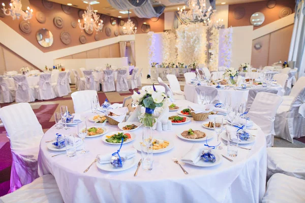 Mesa de boda en el restaurante. Banquete mié . — Foto de Stock