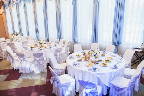 Wedding Table setting in the restaurant. Wed banquet. — Stock Photo, Image