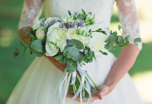 Buquê de casamento como um símbolo de brandura e beleza da noiva — Fotografia de Stock