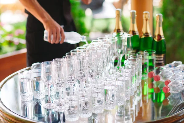 Servitören häller champagne på buffébordet. — Stockfoto