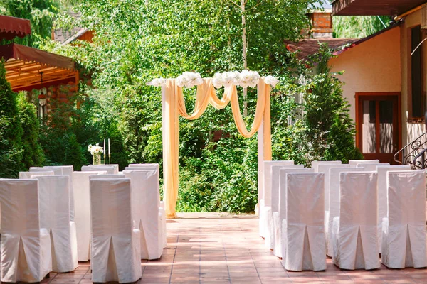 Decoraciones de ceremonia de boda. Tonos blancos de detalles de boda . — Foto de Stock