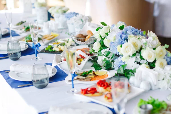 Bröllops bord inställning i restaurangen. Ons-bankett. — Stockfoto