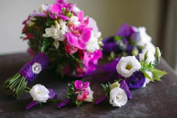 Buquê de casamento como um símbolo de brandura e beleza da noiva — Fotografia de Stock